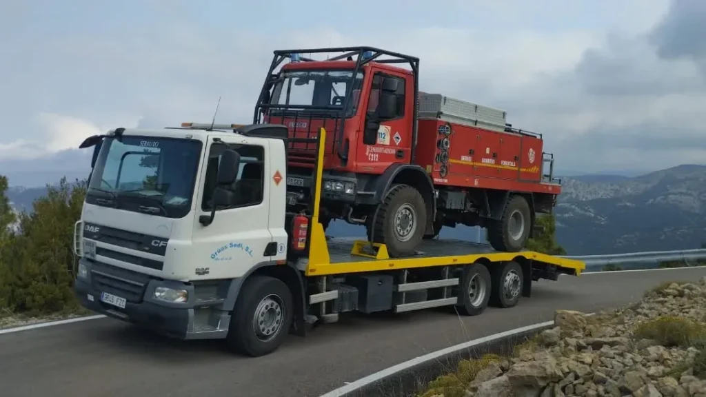 camión transportando a otro camión